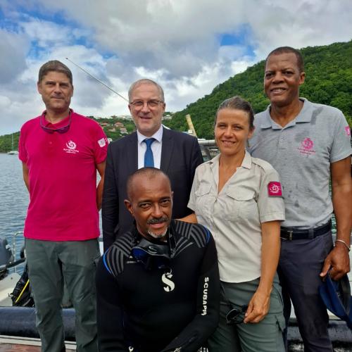 Fabrice Loher pose avec le président et l'équipe du PNG