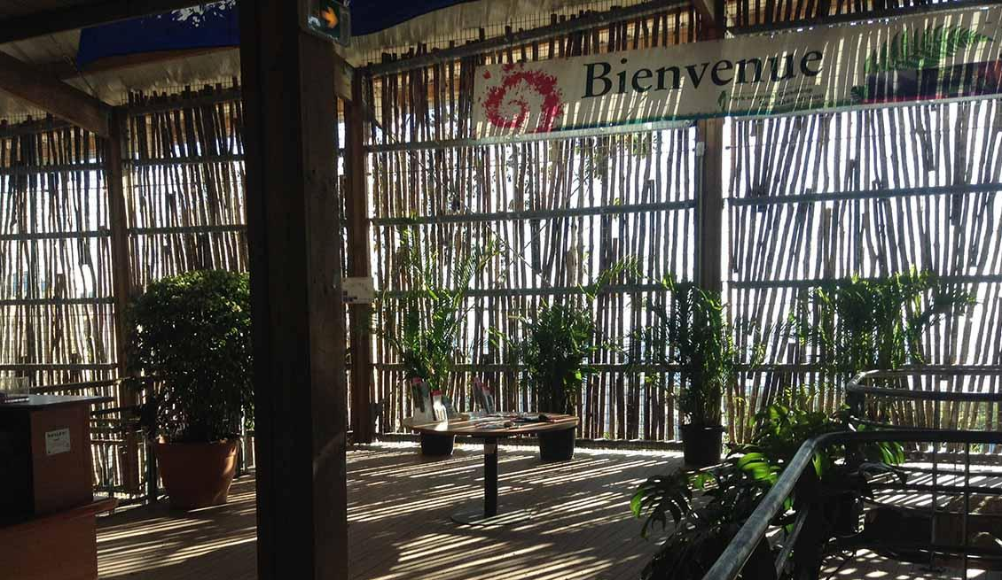 Hall d'acceuil du siège du PNG.png