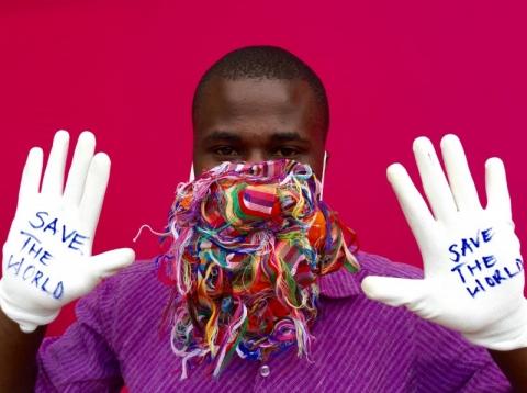 antony_memba_et_son_masque_save_the_world.jpg